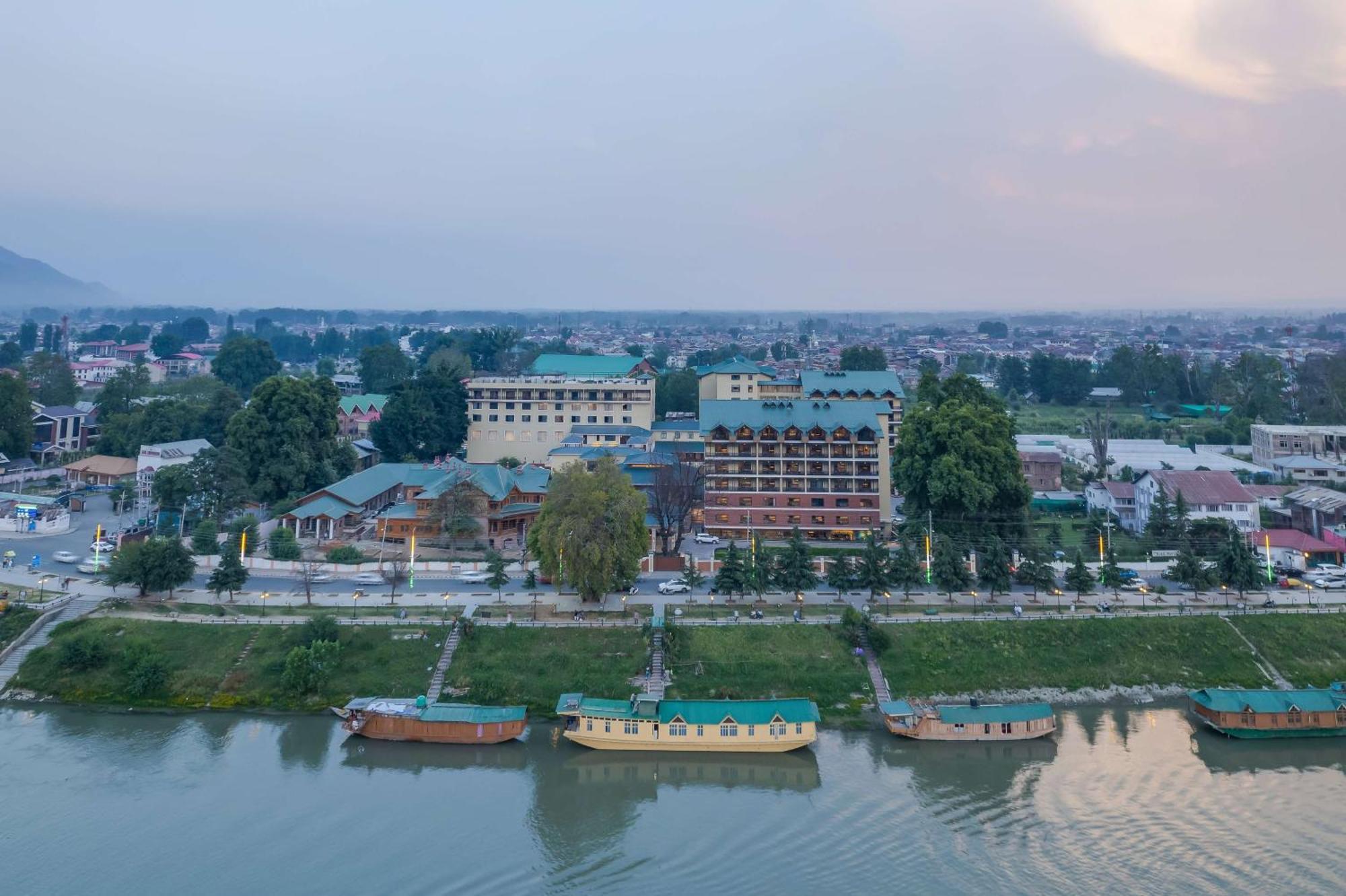 Radisson Collection Hotel & Spa, Riverfront Srinagar Exterior foto